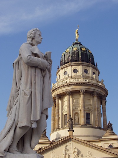 Schiller als Denkmal vor dem Franz�sischen Dom in Berlin