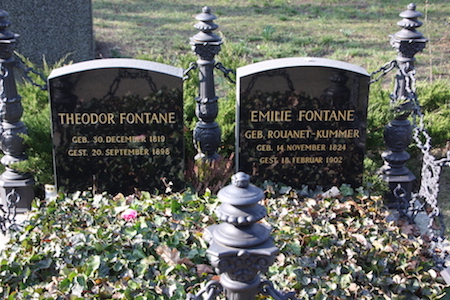Grabstein nach dem Ausbau der Gedenkstätte auf dem Französischen Friedhof