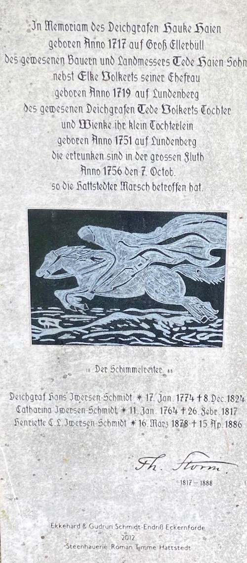 Gedenkstein auf dem Hattstedter Friedhof (Juni 2025)