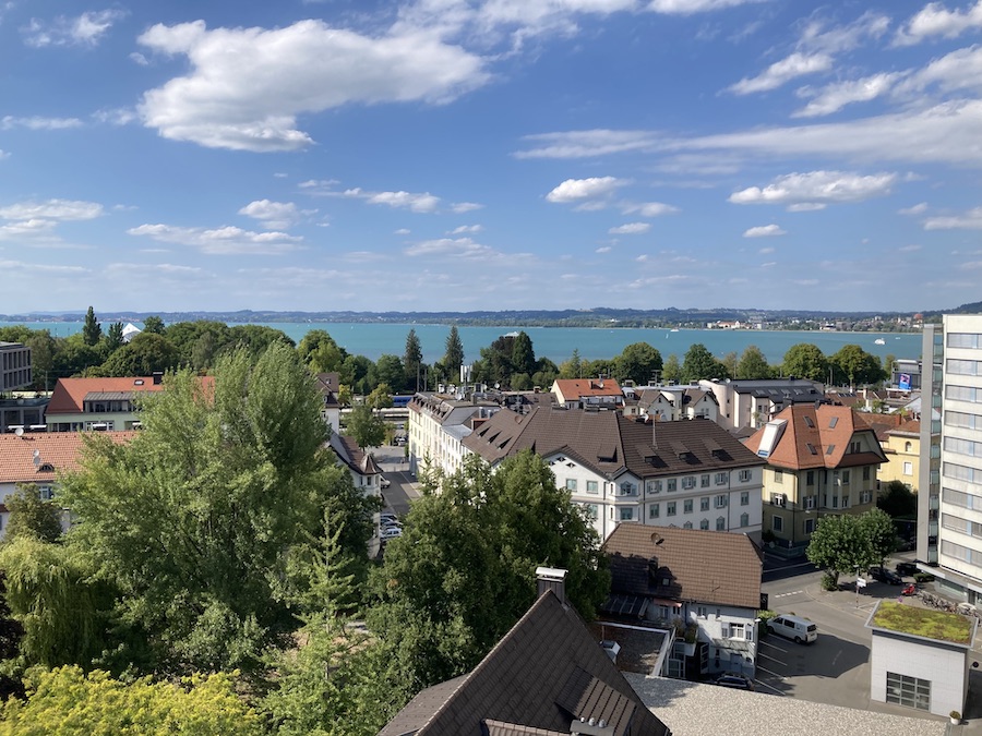Blick auf den Bodensee bei diesiger Wetterlage