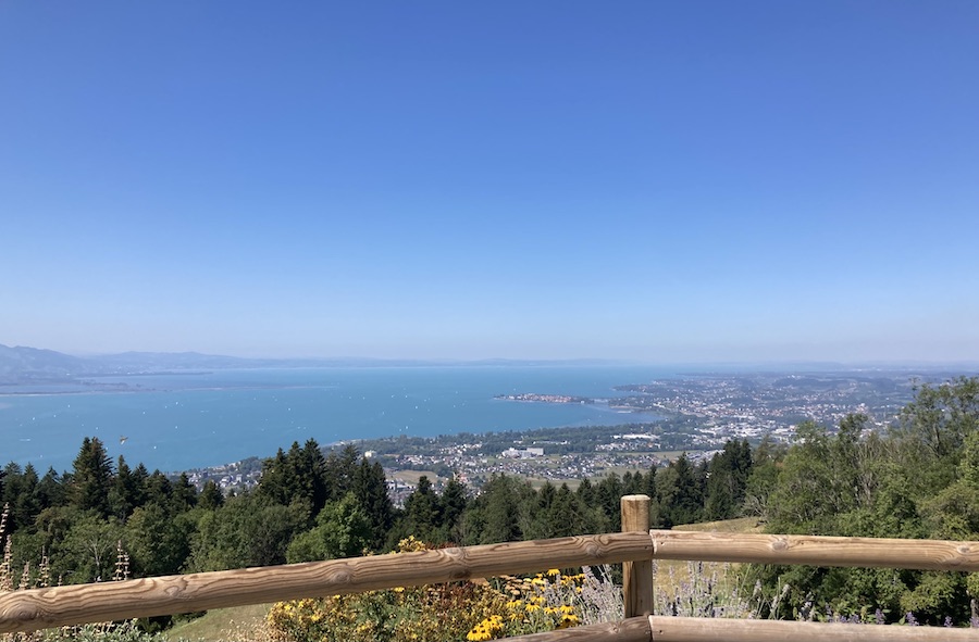Blick vom Eichenberg auf den Bodensee. Rechts liegt die Insel Lindau.