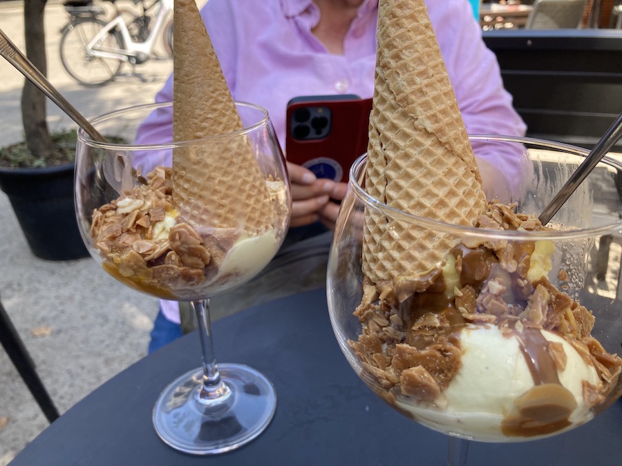 Zwei Eisbecher vom Kolibri