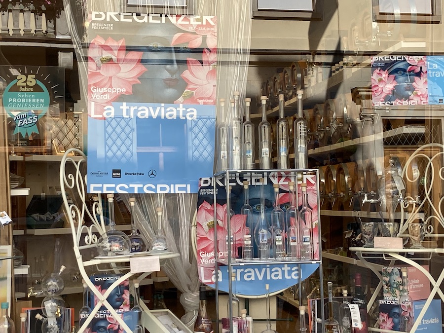 Festspielwerbung im Kaufhaus, bei den Banken und auch als Transparent über den Straßen