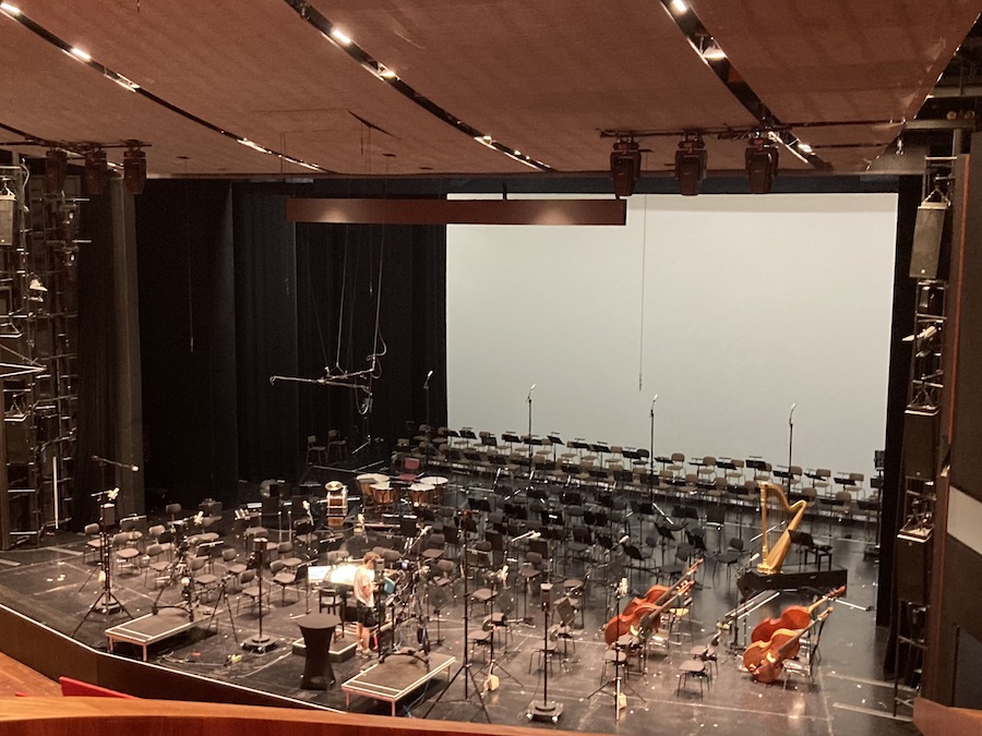 Hier arbeitet das Orchester und ist draußen ohne Abstriche zu hören-