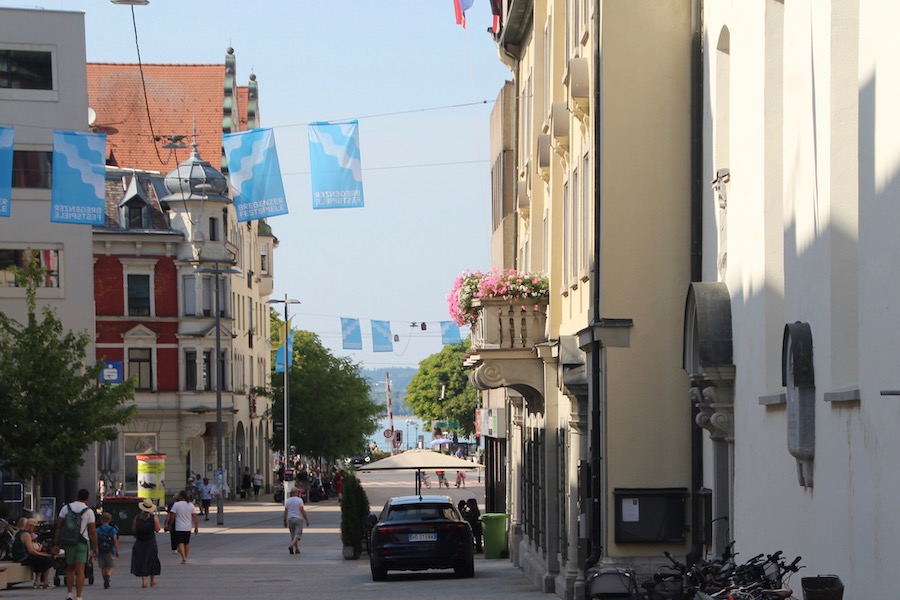 Die Rathausstraße geht vom See ab und wird immer durch Wind gekühlt.