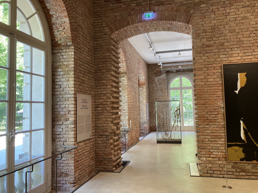 Im linken Seitenflügel ist das Museum für moderne Kunst untergebracht.