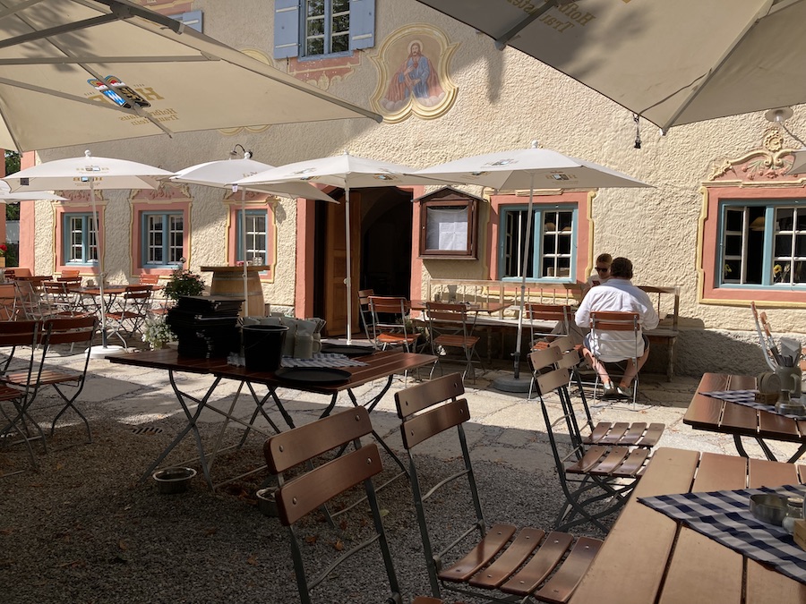 Der Dorfgasthof einige Meter weiter