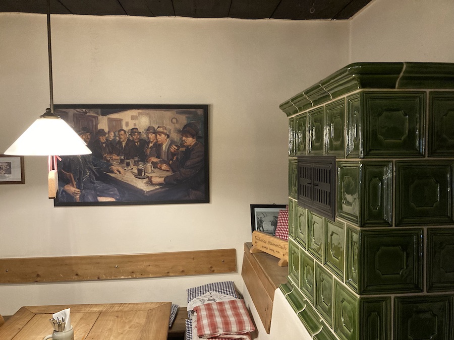 Der Stammtisch und Lieblingsplatz Julius Exters (am Kamin) mit einem von ihm gemalten Bild einer Stammtischrunde.
