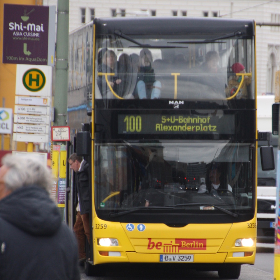 Die gelben Doppelstockbusse fahren schon seit den 1920er Jahren durch Berlin