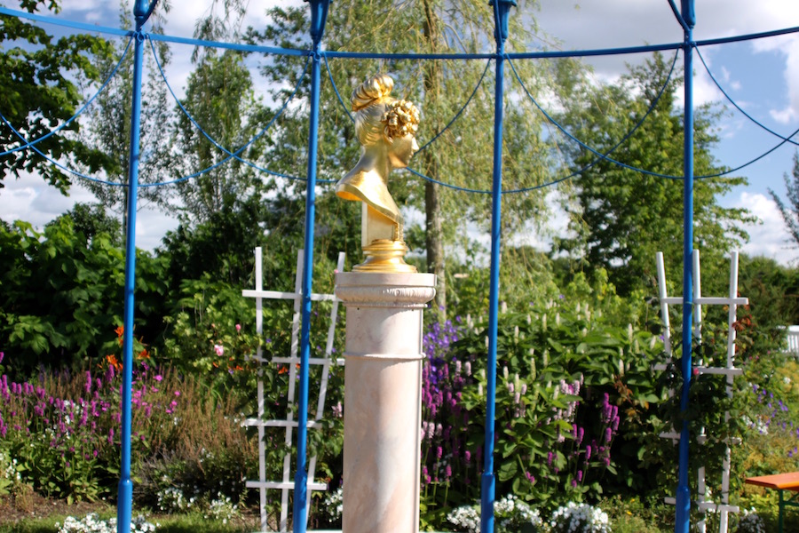 Goldene Büste von Lucy, Fürstin von Pückler im Gartenpavillon von Schloß Branitz