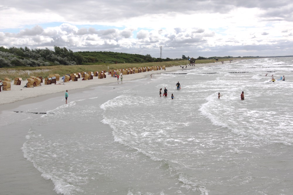 Der Strand ist feinsandig, gut für Kinder geeignet und gegen den Wind kann  man sich schützen.