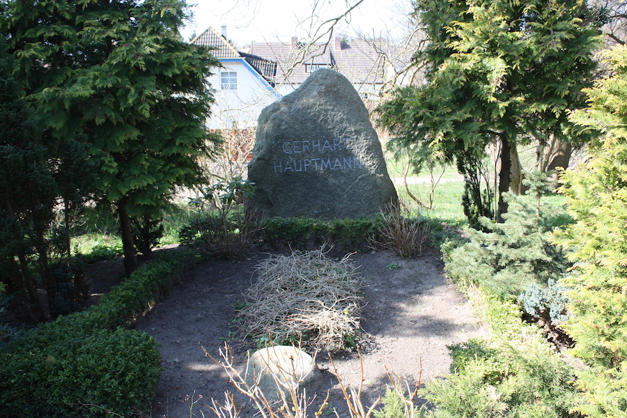 Hauptmann-Grab auf dem Friedhof in Kloster/Hiddensee