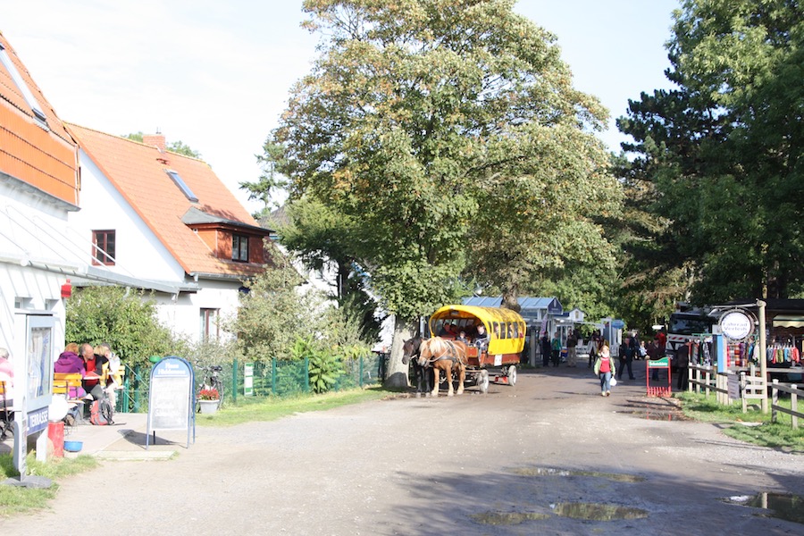 Kloster: Die Dorfstraße bei Hochbetrieb