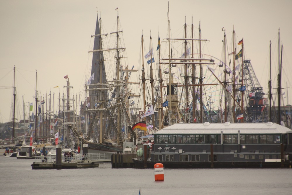 Ein Teil der 190 Segler lag am späten Nachmittag schon im Stadthafen, aber die ganz großen Schiffe bleiben in Warnemünde. Da ist der Stadthafen einfach zu klein.