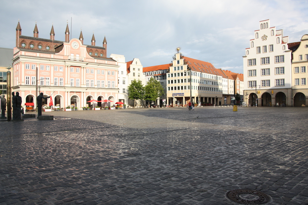 Von links: das hansische Rathaus, vor das man 1727 eine barocke Fassade gesetzt hat, eines der teureren Hotels und die Post.