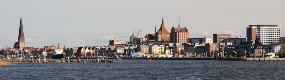 Die Rostocker Skyline von der Warnow aus