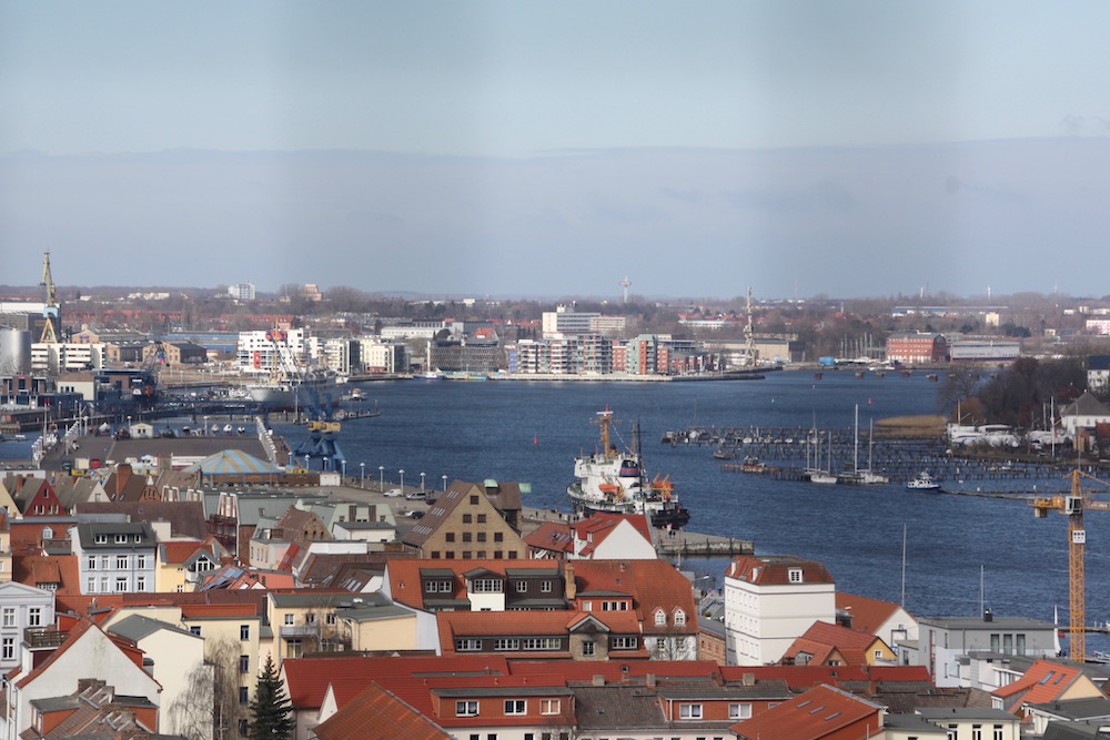 Stadthafen, Warnow, Alte Werft und Warnemünde am Horizont (Aussicht von der Petrikirche)