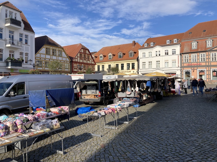 Der Wochenmarkt auf dem Marktplatz