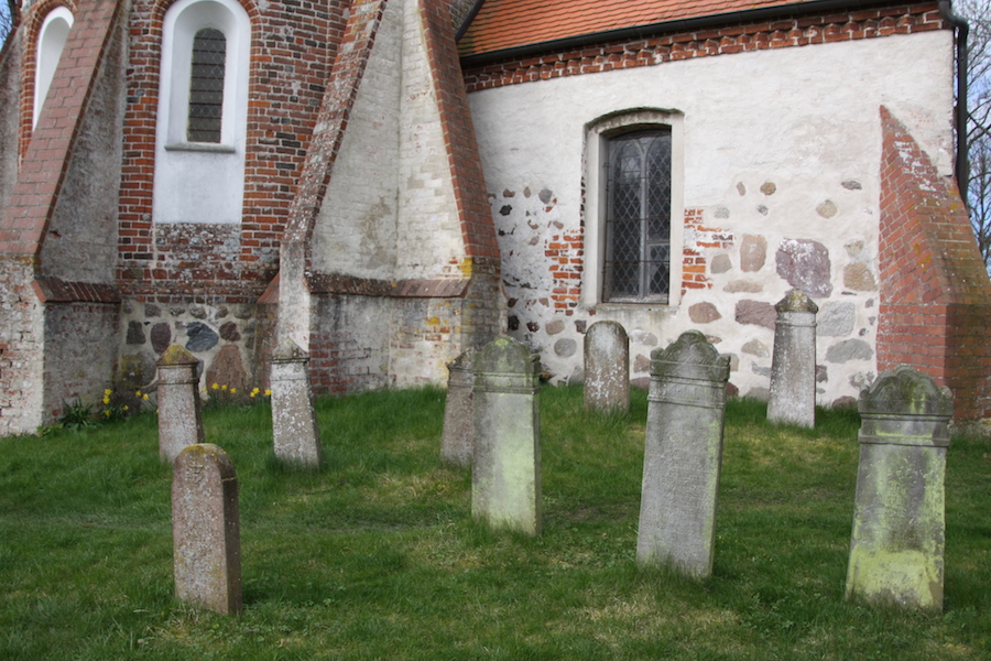 Im Schatten der Kirche wurde der Friedhof angelegt.