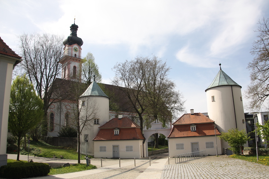 Laupheim: Kirche und Schloß als eine Einheit