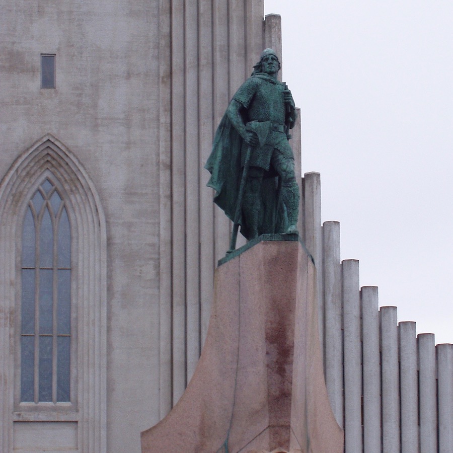 Denkmal für Erik den Roten vor der Reykjaviker Kirche, dem „Haifischzahn“