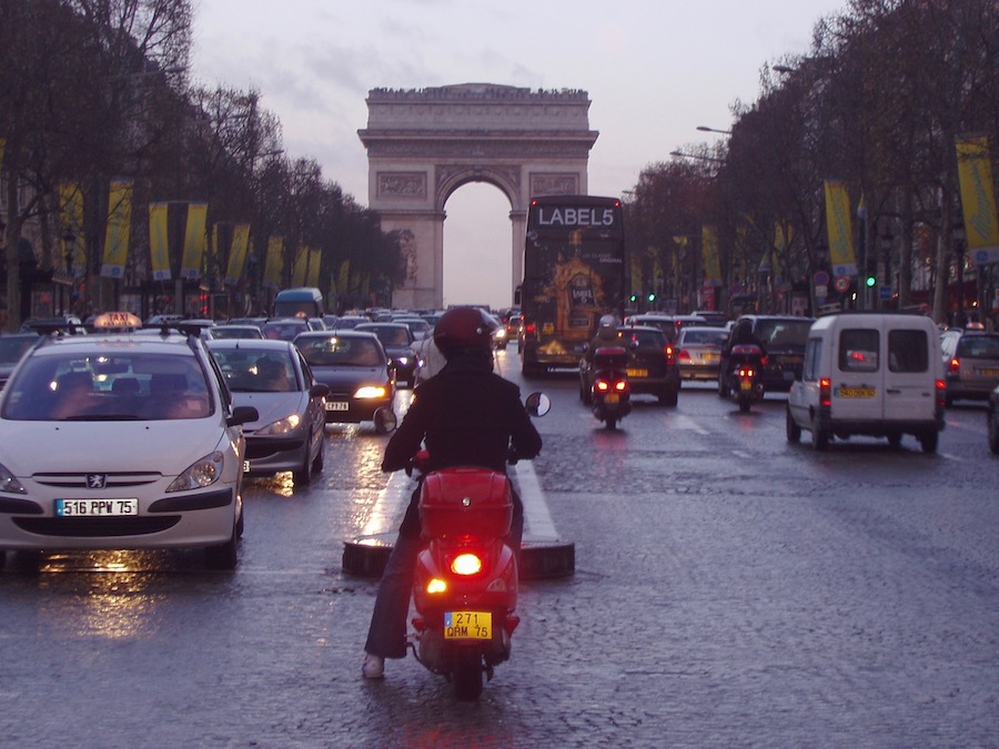 Der Ausblick von der Mitte der Champs Elyseé an einem Wintertag (2007)