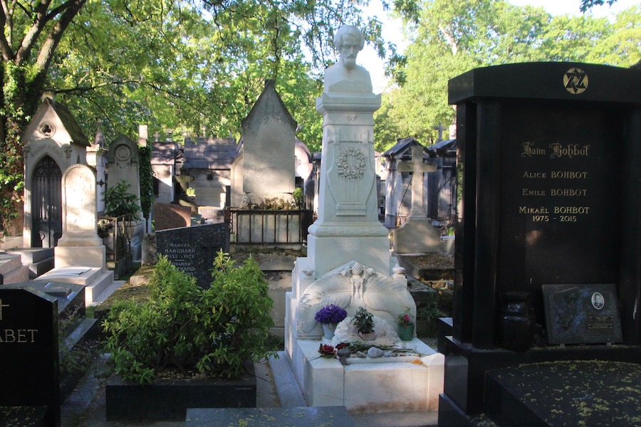 Unten: Bei Heinrich Heine ist es weißer Stein mit einem Denkmal in griechischer Denkerpose