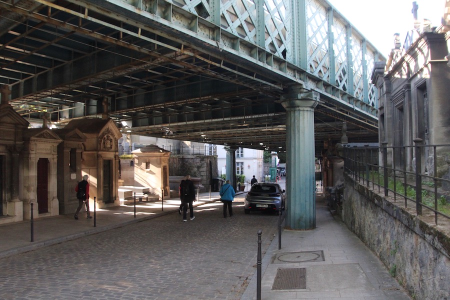 Die Grabmäler unter der Brücke waren zuerst da - die Stahlkonstruktion kam erst 1888.