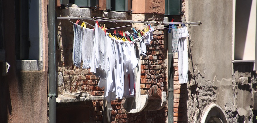Wäsche hängt vor dem Fenster - das ist hier ganz normal.