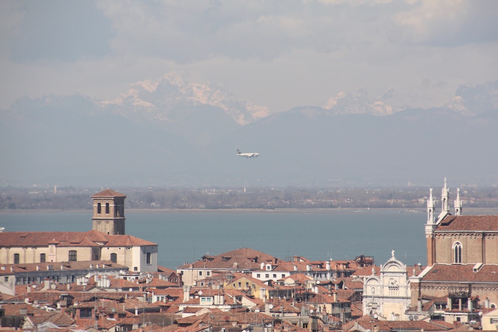 Schneegipfel der Dolomiten sind von Venedig aus selten zu sehen, der Flugbetrieb öfter