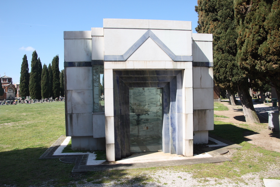 Das moderne Mausoleum zeichnet sich durch einladende Glastüren aus