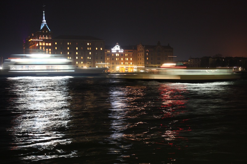 Die Molina Stucky bei Nacht