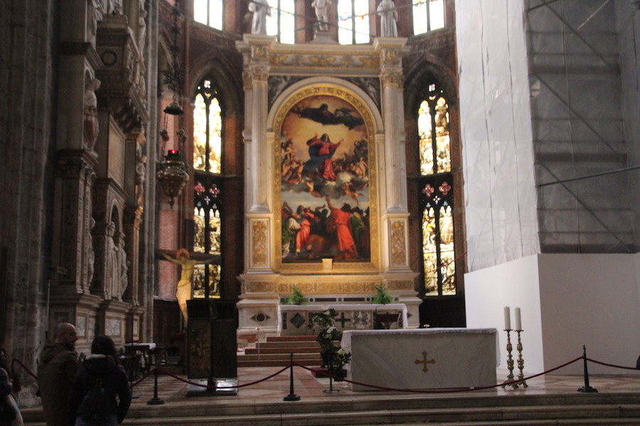 Der Altar enthält Tizians berühmtes Auferstehungbild (assunta)