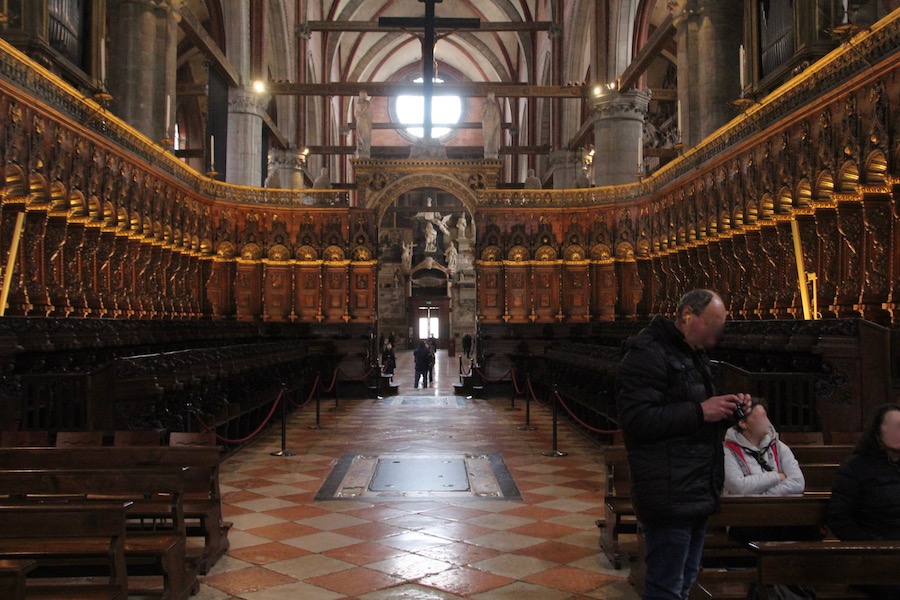 Das Chorgestühl für etwa dreihundert Mönche, die „frari“