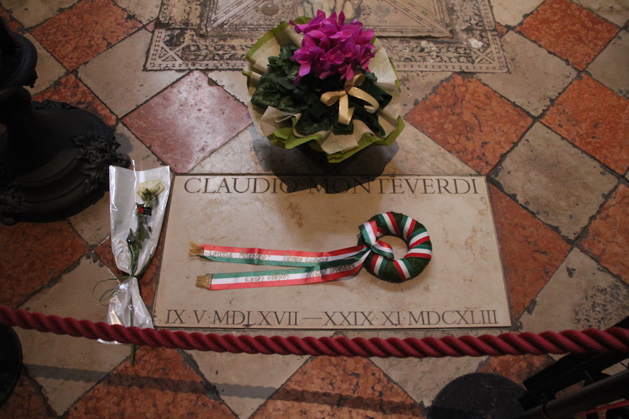 Als Claudio Monteverdi 1543 starb, bekam er das Ehrengrab in der linken Seitenkapelle.
