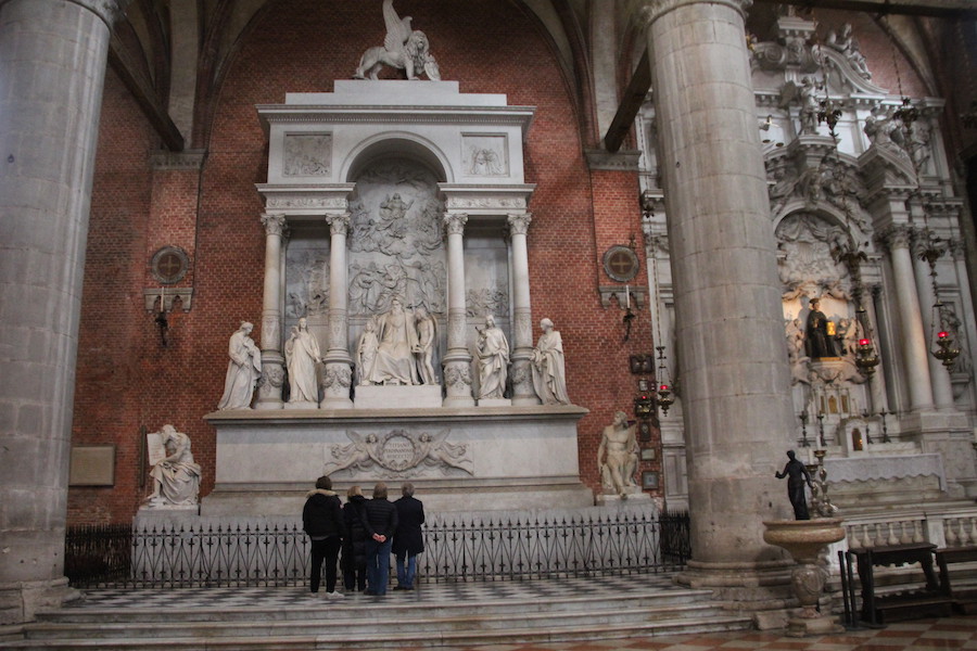 Das Denkmal für Tizian steht in der Haupthalle.