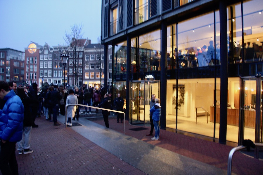 Neuer Eingangsbereich des Anne-Frank-Hauses - anders kann man Tausende Besucher pro Tag nicht durchschleusen.