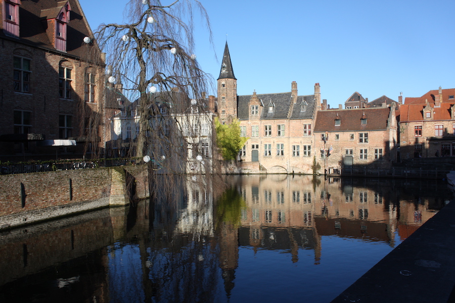 Ansicht vom Rozenhoedkaai, einer Anlegestelle, von der im später Mittelalter Rosenkränze aus Bernstein oder Elfenbein verkauft wurden