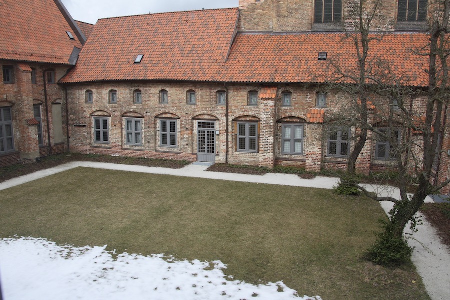 Ausblick auf den Wohntrakt vom ersten Stock aus