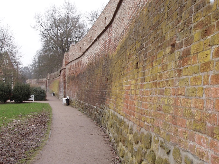 Stadtmauer in Rostock, ca vier Meter hoch, 400 Meter sind noch erhalten. Foto: Martin Schlu © 2006