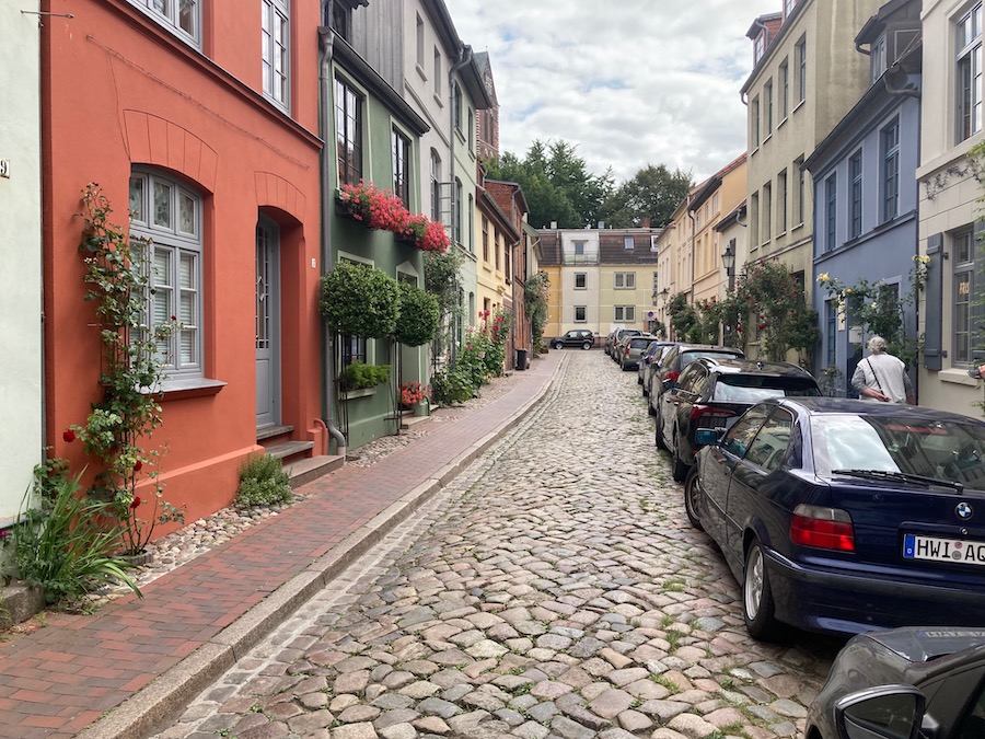 In Wismar kann man am „Stortebeker-Hus“ vorbeigehen - die Straße hat sich ca. 650 Jahren nur unwesentlch verändert.