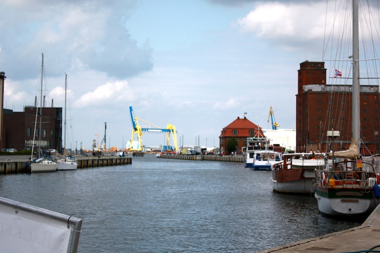 Wismars Hafen vom Markt aus gesehen.