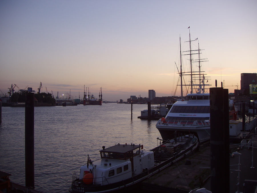 Hamburger Hafen (Landungsbrücken) am Abend, Juli 2008