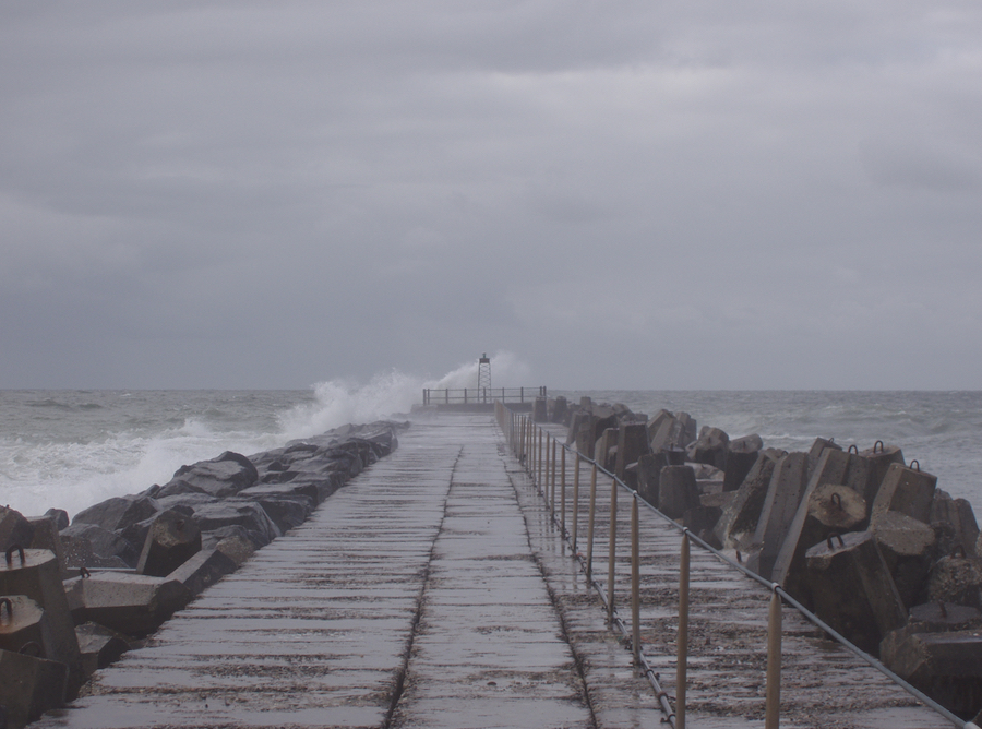 Wellen an der Seebrücke