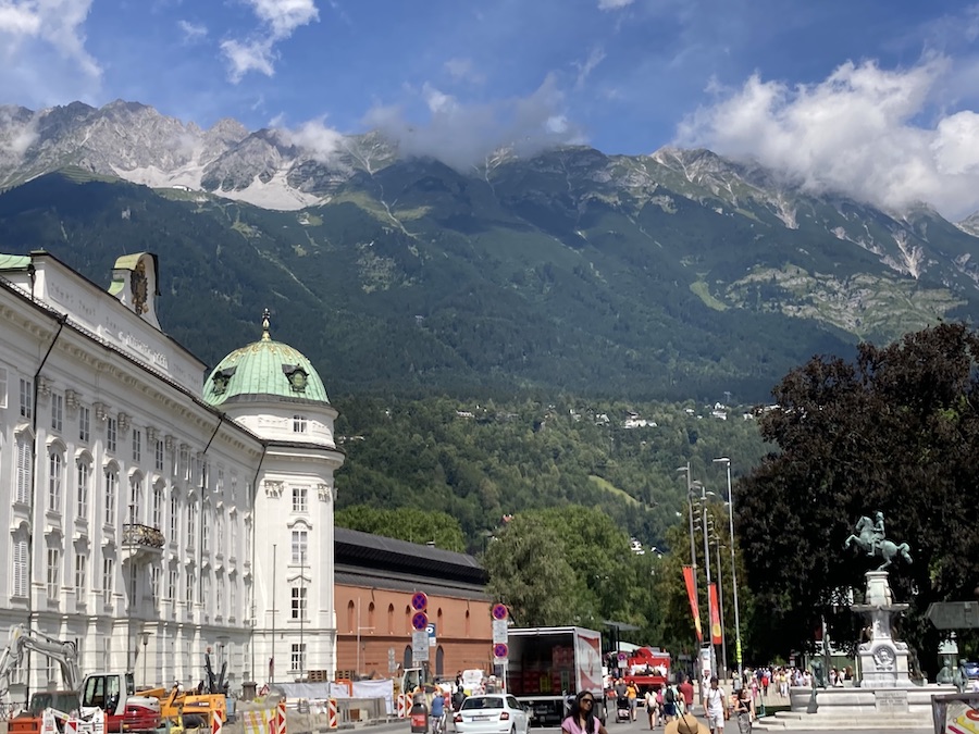 Innsbruck ist eine Stadt in den Alpen - hier die Aussicht vom Rennweg