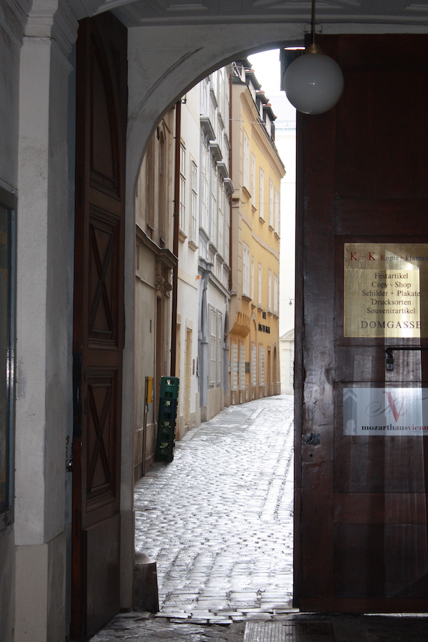 Eingang zu Mozarts Wohnung in der Domgasse - wie im Film „Amadeus“