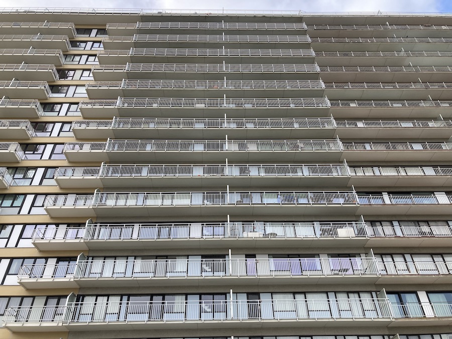 Sechzehn Etagen Meerblick (Straßenseite)