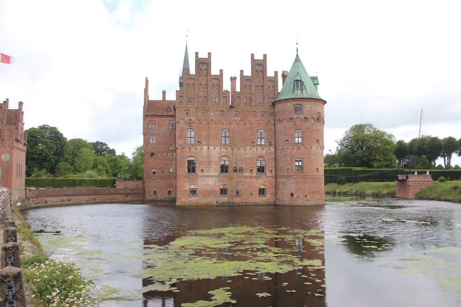 Gut zu erkennen, daß das Schloß in einem See liegt.
