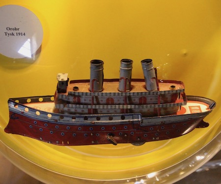 Das Schiff von 1914 hat Ähnlichkeit mit der 1912 gesunkenen Titanic