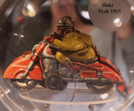 und das Motorrad aus den 1950er Jahren sieht so aus wie die Karren aus den Filmen mit James Dean.